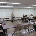 話し合いを進める実行委のメンバー