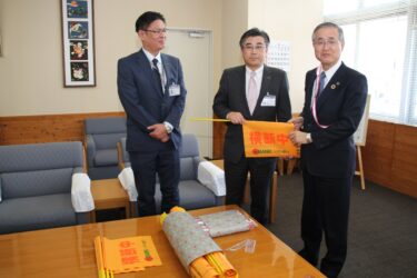 トマト銀行、岡山県真庭市へ横断旗とたすき150本を寄贈