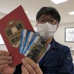 津山駅観光案内所で配布している駅カードとカードフォルダー