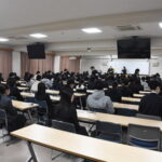 試験開始を待つ受験生たち=岡山県津山市で