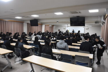 試験開始を待つ受験生たち=岡山県津山市で