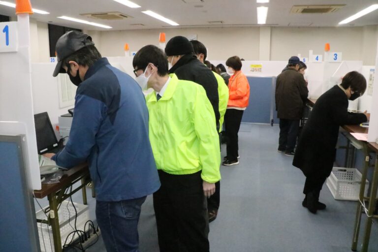 津山税務署の申告会場を利用する市民