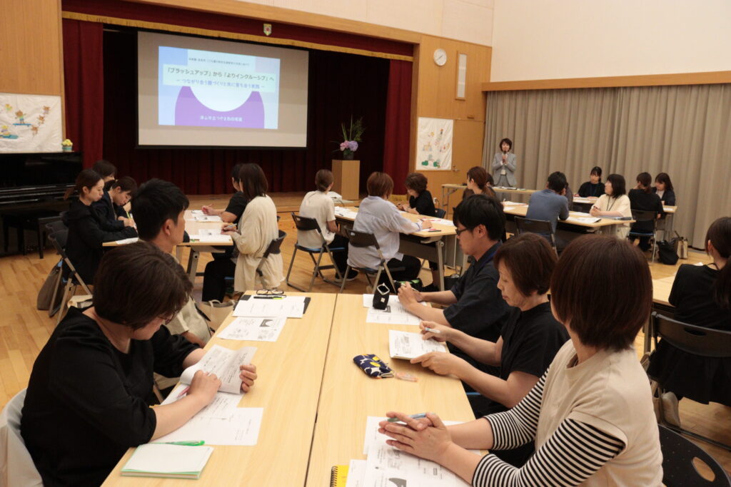 つやま西幼稚園の取り組みを紹介する金澤主査