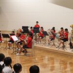 演奏を披露する津山東中吹奏楽部員=岡山県津山市で
