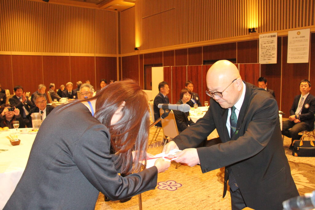 曽和児童館長に目録を贈る苅田会長