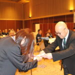 曽和児童館長に目録を贈る苅田会長