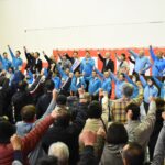 事務所開きで気勢を上げる参加者=岡山県津山市で