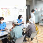 体験コーナーで測定や相談をする人たち=岡山県津山市で