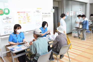 体験コーナーで測定や相談をする人たち=岡山県津山市で