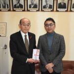 歳末助け合い募金として寄付した髙山社長（右）