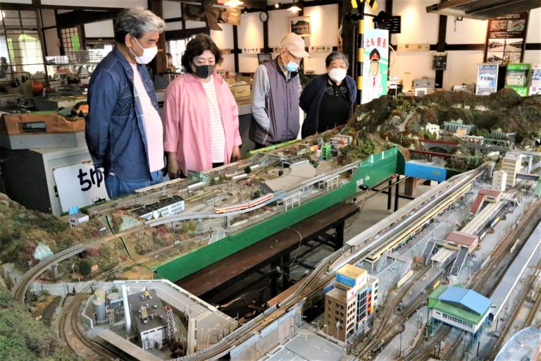 作州城東屋敷に新設された鉄道ジオラマに見入る観光客ら