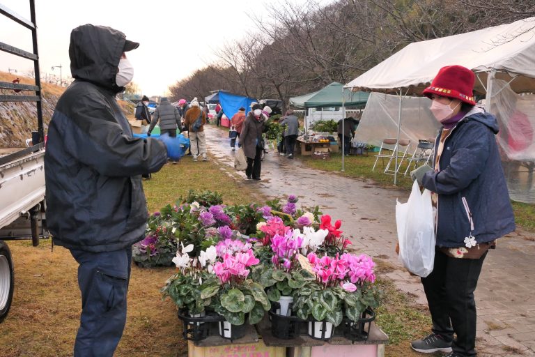 今年最後の朝市で買い物する地域住民ら