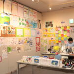会場に並ぶ個性あふれる作品の数々=岡山県津山市で