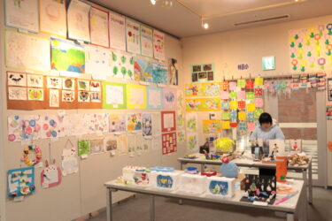 会場に並ぶ個性あふれる作品の数々=岡山県津山市で
