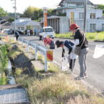 道沿いのごみを拾い集める参加者