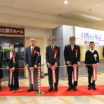 テープカットで祝う参加者