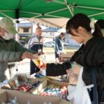 食品を手渡す津山「きぼう市」実行委のスタッフ