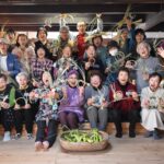 仕上がったマコモの飾りを手にする参加者=岡山県津山市で