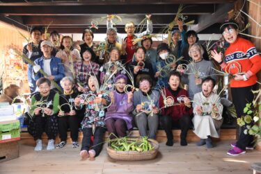 仕上がったマコモの飾りを手にする参加者=岡山県津山市で