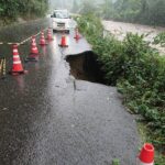 加茂町倉見で発生した道路の陥没（市提供）