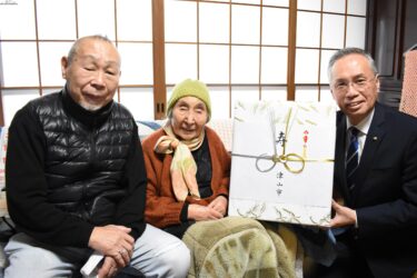 “満100歳”お祝い　津山市から記念品贈呈　「長生きも努力がいる、これからも努力」／岡山・津山市