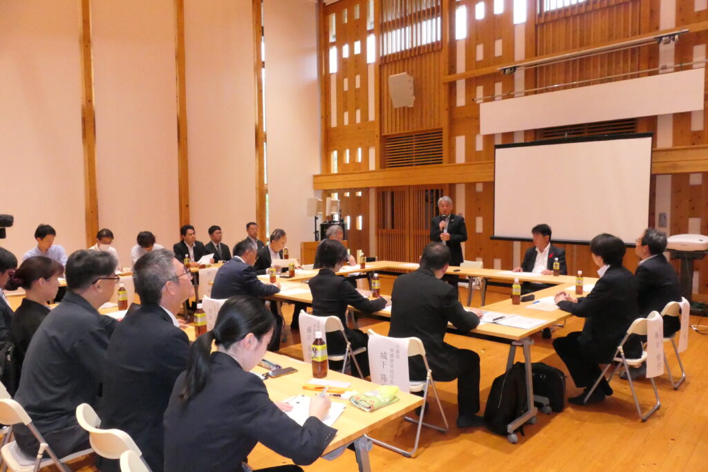 会議に先立ちあいさつする青木西粟倉村長