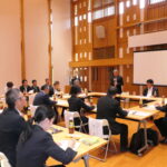 会議に先立ちあいさつする青木西粟倉村長