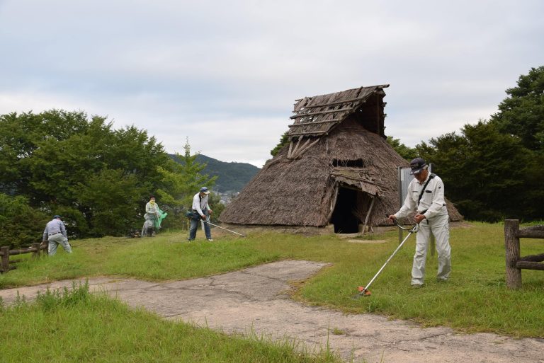 沼遺跡で清掃奉仕に汗を流す津山やよいライオンズクラブメンバーら