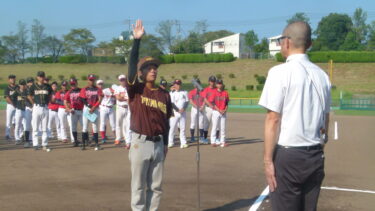 選手宣誓する有岡宏高選手=岡山県津山市で