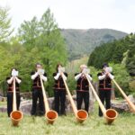 山開きを祝って演奏する蒜山アルプホルン愛好会のメンバー=岡山県真庭市で
