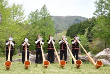 山開きを祝って演奏する蒜山アルプホルン愛好会のメンバー=岡山県真庭市で