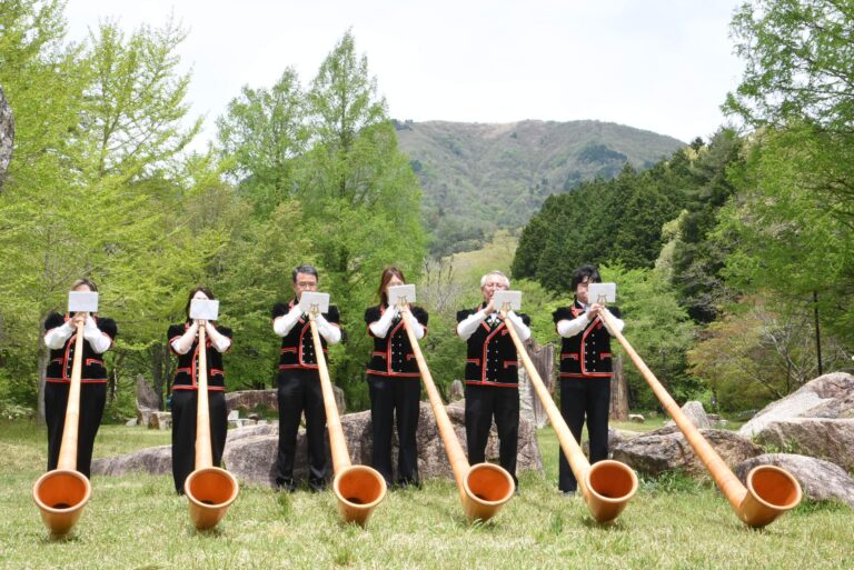 山開きを祝って演奏する蒜山アルプホルン愛好会のメンバー=岡山県真庭市で