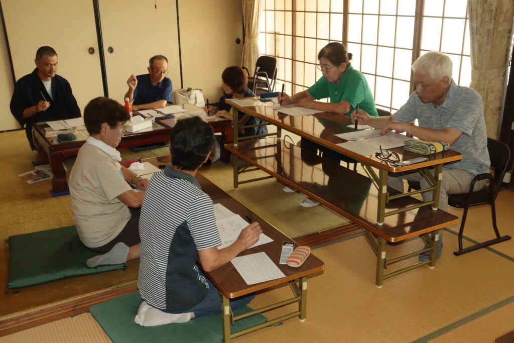 写経に取り組む参加者