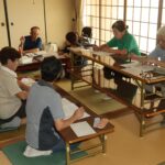 写経に取り組む参加者