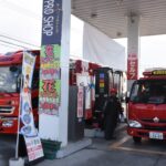 緊急車両への給油訓練に取り組む参加者