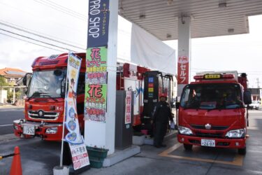 緊急車両への給油訓練に取り組む参加者