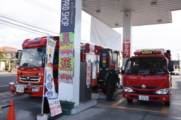 緊急車両への給油訓練に取り組む参加者