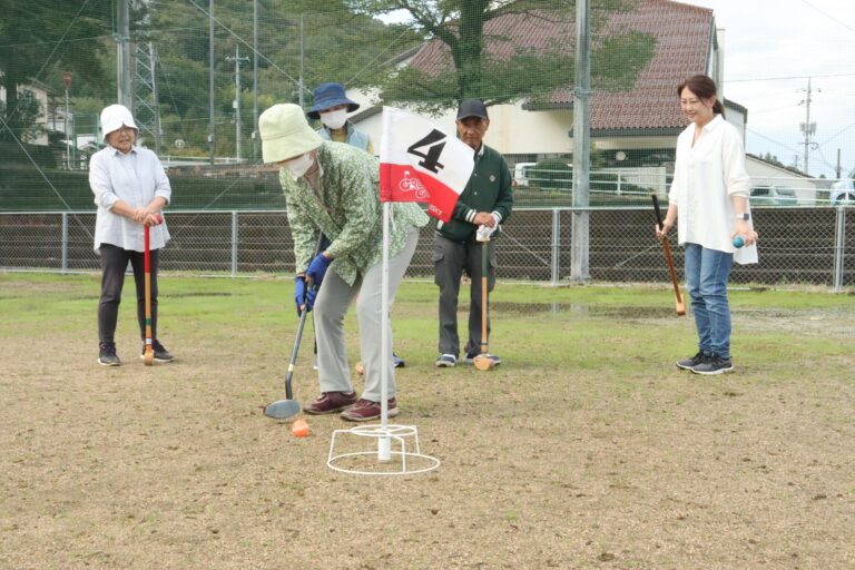 グラウンドゴルフを楽しむ参加者=岡山県津山市で