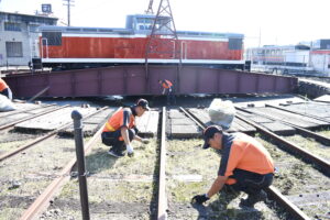 津山まなびの鉄道館で清掃活動を行う参加者=岡山県津山市で