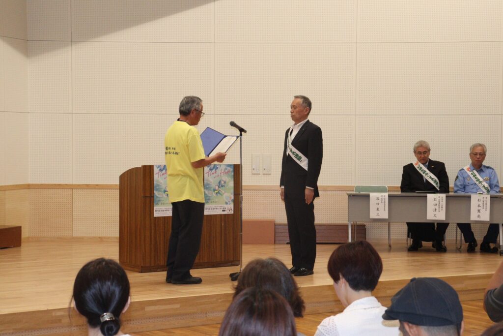 谷口市長にメッセージを伝達する津山地区保護司会の井川会長
