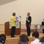 谷口市長にメッセージを伝達する津山地区保護司会の井川会長