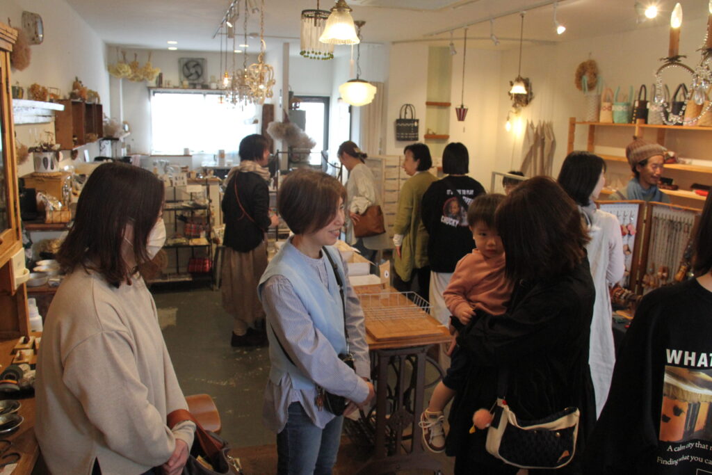 会話を弾ませる参加者