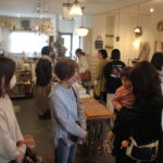 会話を弾ませる参加者