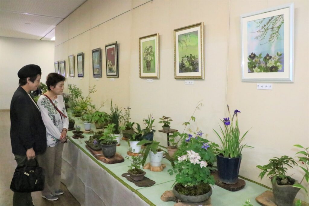 春の山野草と押し花アートが並んだ会場