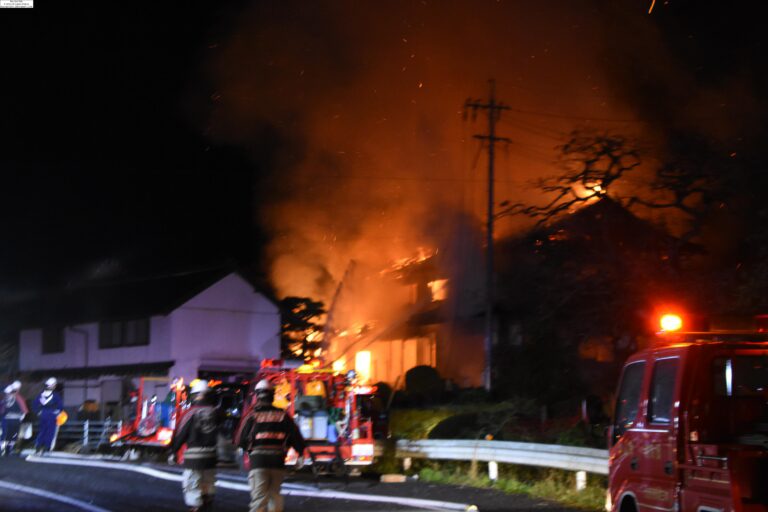 炎を上げて燃える民家=岡山県津山市で