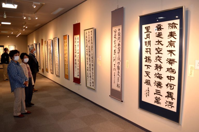 書道家・齋藤弘香さん（69）が主宰する「書道研究有隣会」の第１回作品展が２日、新魚町のアルネ津山４階市立文化展示ホールで始まった