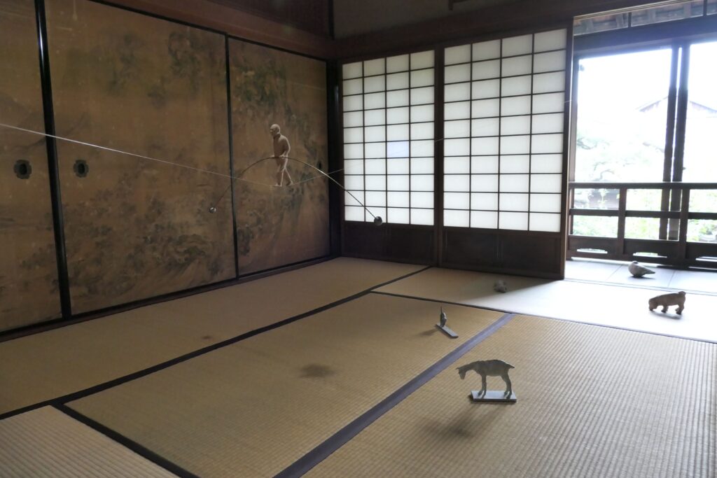 桜井さんの動物の彫刻と古巻さんのスカイウォーカー