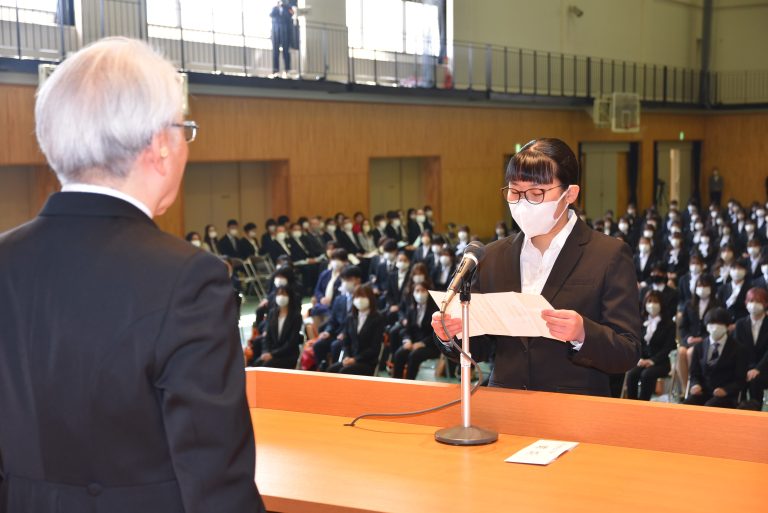 鵜﨑学長に宣誓する新入生代表