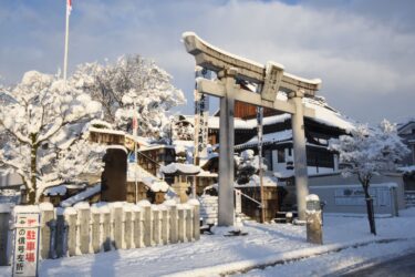 すっぽりと雪化粧した出雲大社美作分院=岡山県津山市で