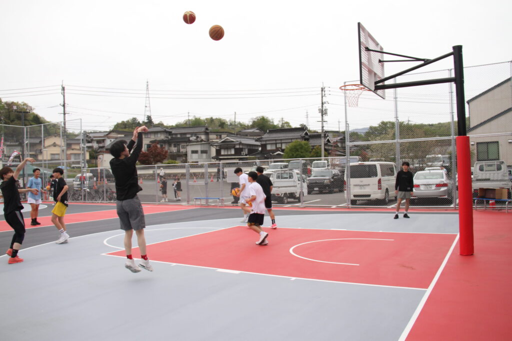 バスケットボールを楽しむ人たち